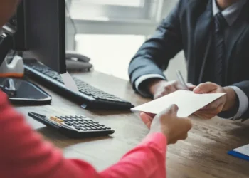 Директор школы в Мангистау заставлял подчиненных оплачивать свои штрафы