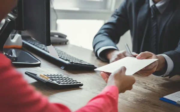 Директор школы в Мангистау заставлял подчиненных оплачивать свои штрафы