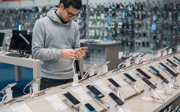 Айфоны манят: в Актобе продавец магазина воровал смартфоны не отходя от кассы