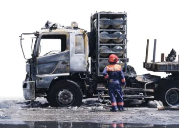 Автовоз с новыми машинами сгорел на трассе в Жамбылской области