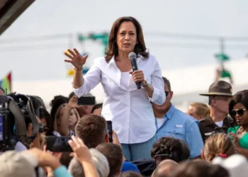 Камала Харрис: бұл әйел кім және АҚШ-тың саясатындағы рөлі қандай