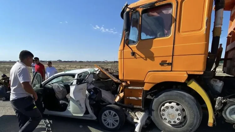 Авто всмятку: люди чудом выжили в жестком ДТП в Актау