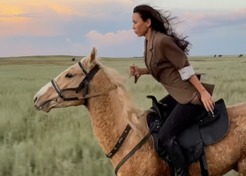 Бывшая жена Зангара Нуртаса удивила своей ездой на лошади