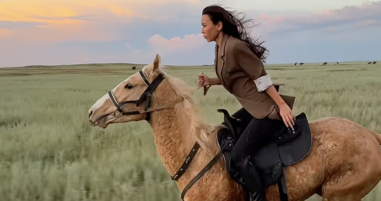 Бывшая жена Зангара Нуртаса удивила своей ездой на лошади
