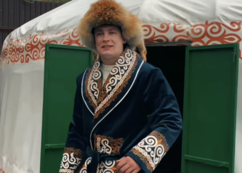 Никита Кологривый повторил культовую сцену из «Слова пацана» на казахском языке