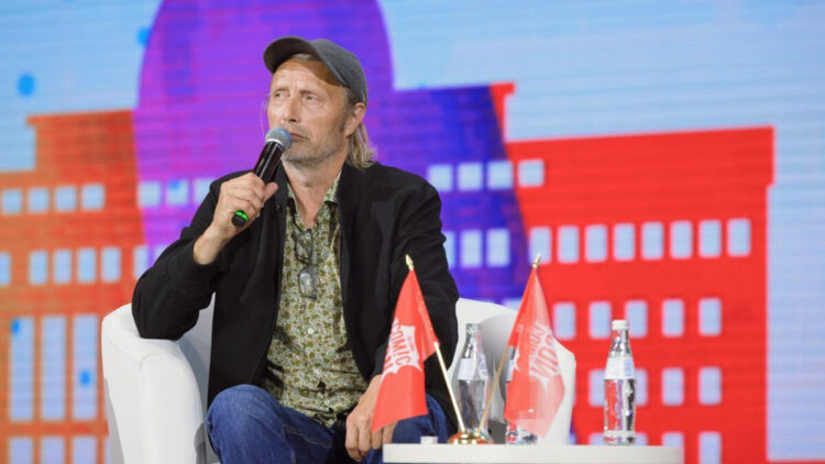 Мадс Миккельсен заявил о своем желании стать частью игр кочевников в Астане