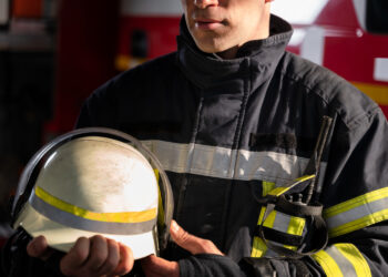 Ребенок упал в траншею глубиной 4 метра в Алматы