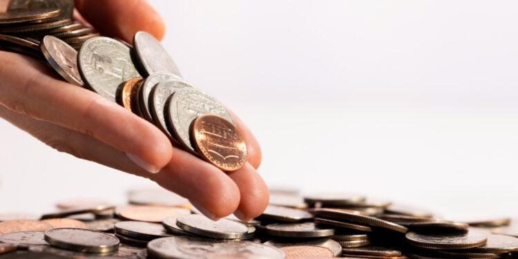 Зарплаты казахстанцев выросли во всех регионах, кроме одной