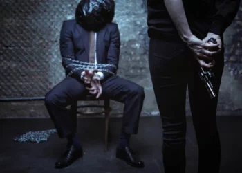 Раскаленный утюг и полмиллиона тенге: шымкентца пытали из-за подозрений в нетрадиционной ориентации