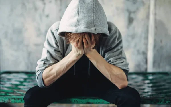 Полицейский подставил мужчину, подсадив на наркотики