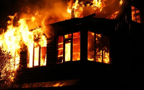 В Алматы сгорело кафе, огонь уничтожил 500 квадратных метров