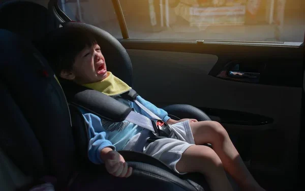 Шокирующее видео: ребенок выпал из машины на оживленном перекрестке в Астане