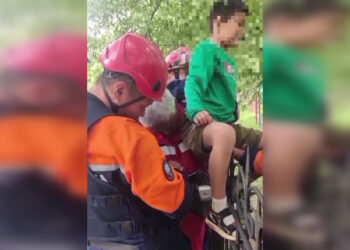 Ребенок проткнул ногу штырем забора в Астане