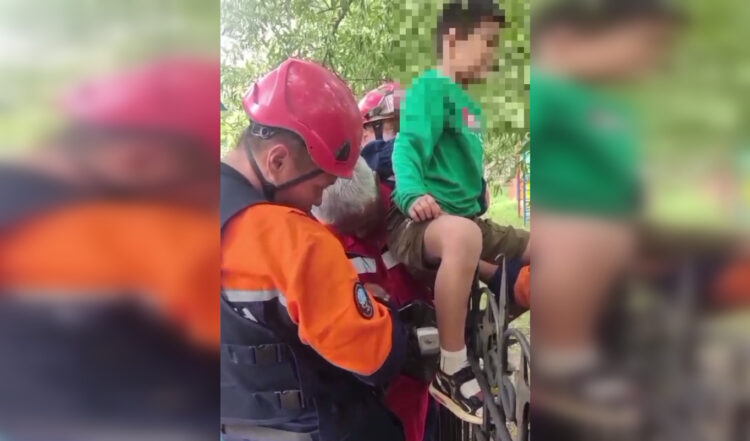 Ребенок проткнул ногу штырем забора в Астане