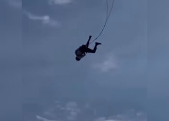 «Чуть не оторвало руку»: шокирующие кадры появились с аттракциона в Алматы