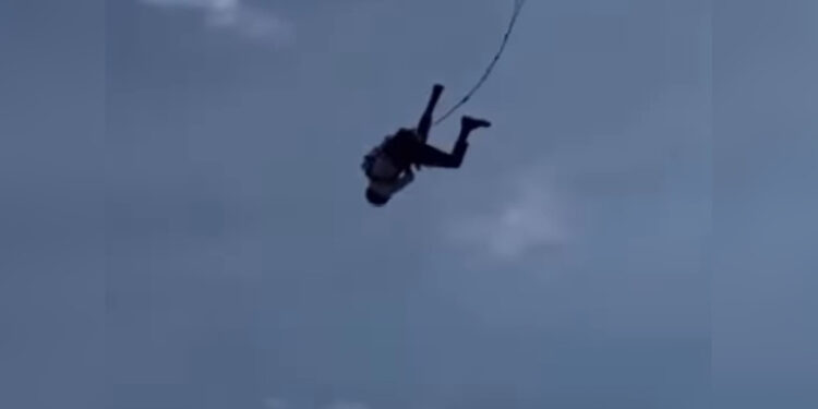 «Чуть не оторвало руку»: шокирующие кадры появились с аттракциона в Алматы