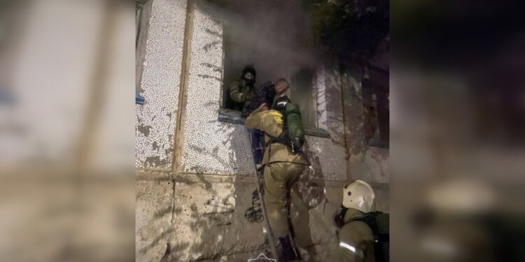 Пожилого мужчину спасли из горящей квартиры в Балхаше