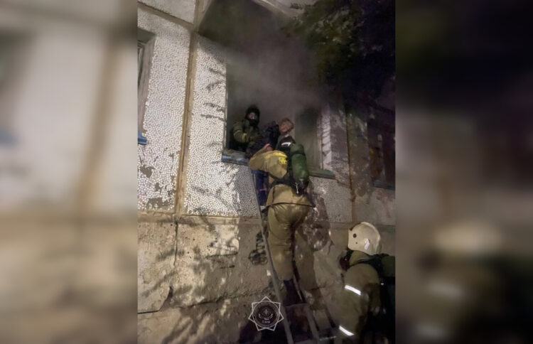 Пожилого мужчину спасли из горящей квартиры в Балхаше