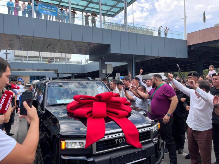 Бронзовый призер Олимпиады Гусман Кыргызбаев получил в подарок автомобиль