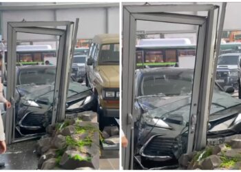 Toyota Camry врезалась в автосалон в Алматы