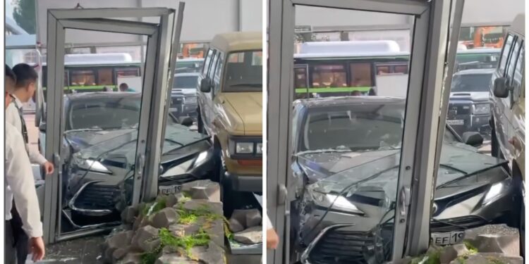 Toyota Camry врезалась в автосалон в Алматы