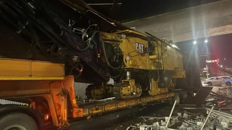 Груженый трал врезался в LRT Астаны