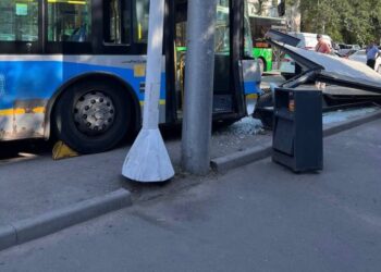 Троллейбус наехал на остановку с пешеходом в Алматы