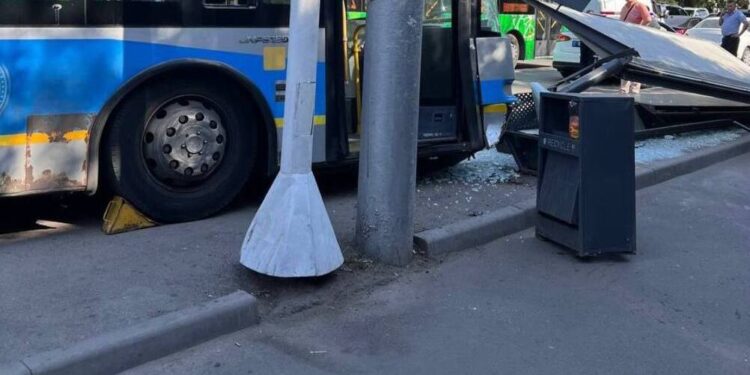 Троллейбус наехал на остановку с пешеходом в Алматы
