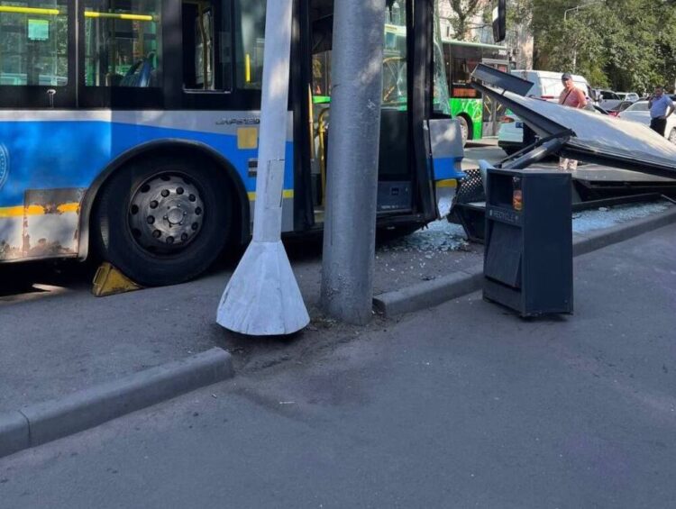 Троллейбус наехал на остановку с пешеходом в Алматы
