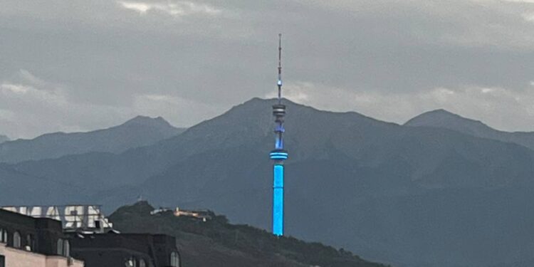 Световое шоу устроила телебашня «Коктобе» в Алматы