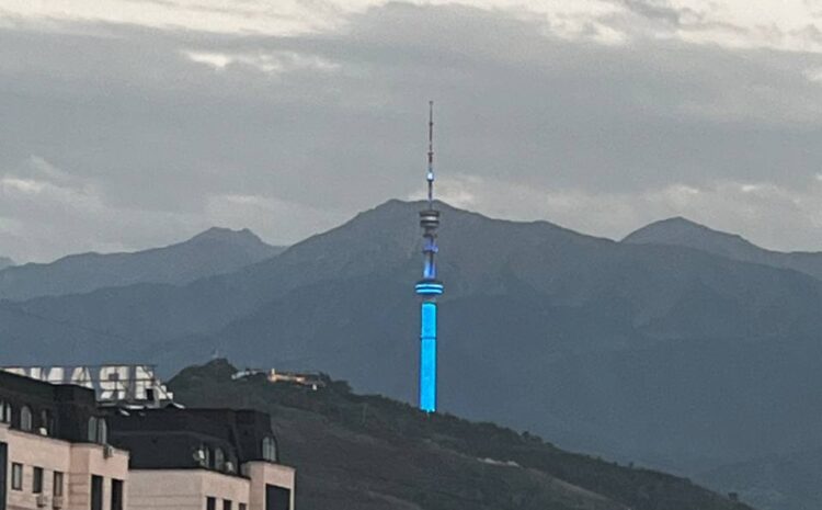 Световое шоу устроила телебашня «Коктобе» в Алматы