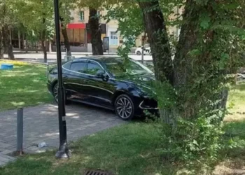 В Алматы автомобиль наехал на пешеходов: одна женщина погибла, другая в больнице