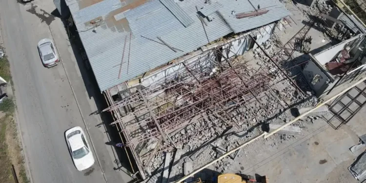 В Алматы сносят автомойку