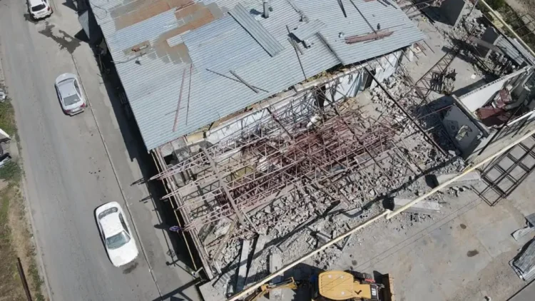 В Алматы сносят автомойку