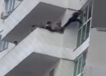 Астаналық тұрғын жасөспірімді өрттен аман алып қалды