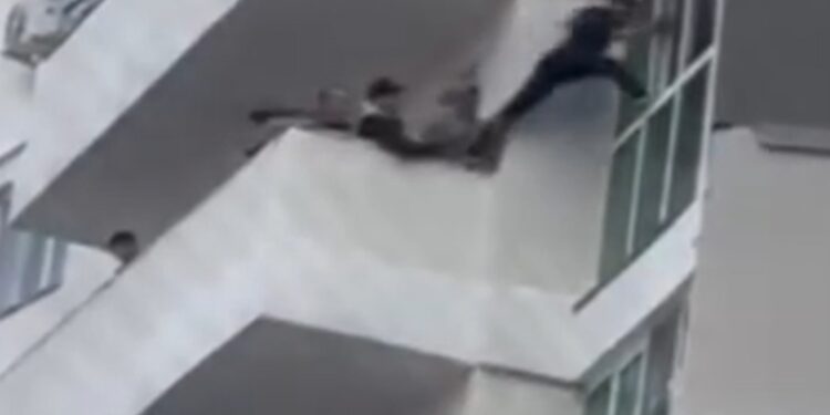 Астаналық тұрғын жасөспірімді өрттен аман алып қалды