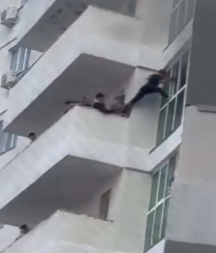 Астаналық тұрғын жасөспірімді өрттен аман алып қалды