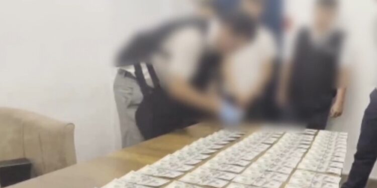 Қолдан жасалған 10 мың долларды сатқан шымкенттік сотталды