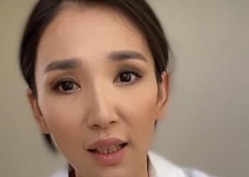 Шымкент қаласы экс-әкімінің ағасын телефонмен ұрып, тістегені үшін бұрынғы әйелі 74 мың теңге айыппұл төлейді