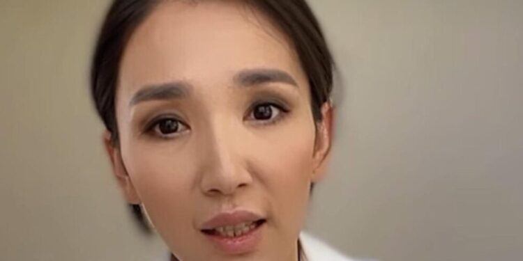 Шымкент қаласы экс-әкімінің ағасын телефонмен ұрып, тістегені үшін бұрынғы әйелі 74 мың теңге айыппұл төлейді