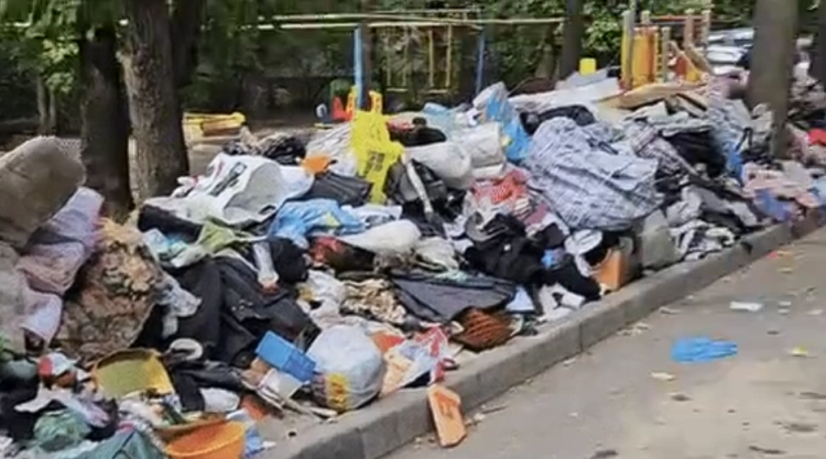 Тонны мусора: как квартира пенсионерки превратилась в свалку в Алматы?