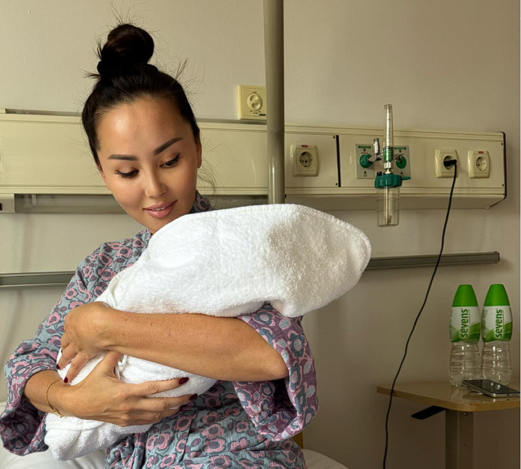 Баян Алагузова стала мамой в четвертый раз