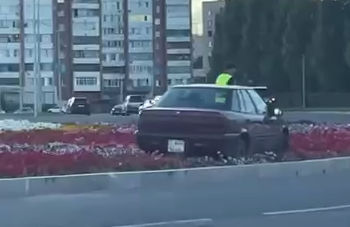 Заехал в клумбу: в Усть-Каменогорске пьяный водитель оказался среди цветов
