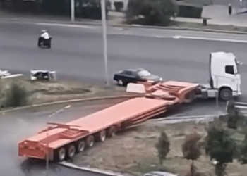 Трал пытался заехать на мост и снес бордюры и фонарь