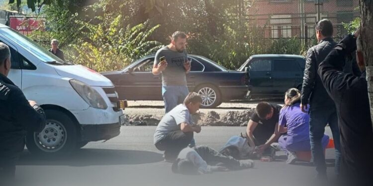 В Есике водитель скорой помощи сбил двух девушек на пешеходном переходе