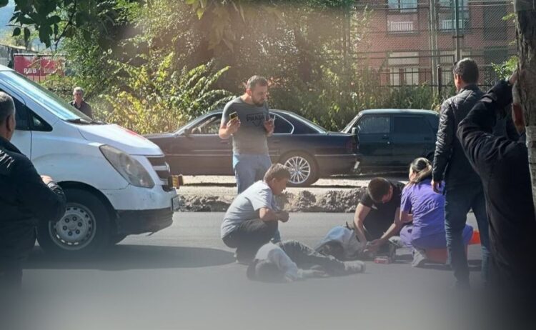 В Есике водитель скорой помощи сбил двух девушек на пешеходном переходе