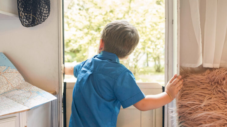 Ребенок упал с четвертого этажа в Шымкенте