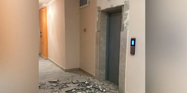 Астанада әйелдің басына лифтінің плиткасы құлады