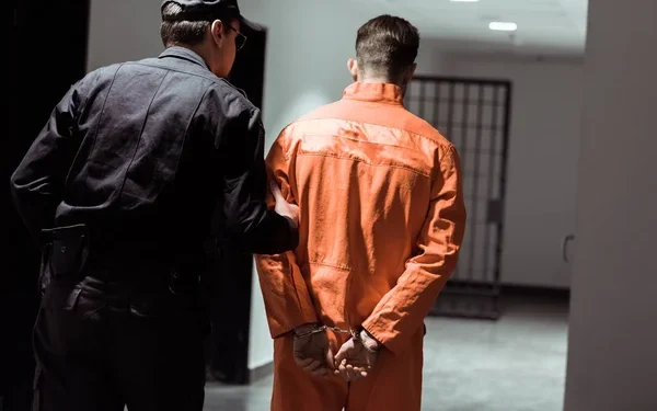 Отсидевший 15 суток казахстанец потребовал 20 миллионов тенге за незаконное задержание