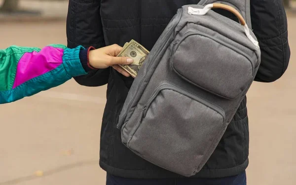 В Алматы ОПГ карманников “зарабатывала“ по миллиону в день